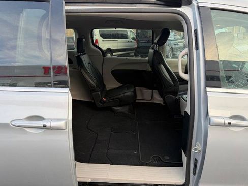 Used 2024 Chrysler Pacifica Touring-L FWD image 20