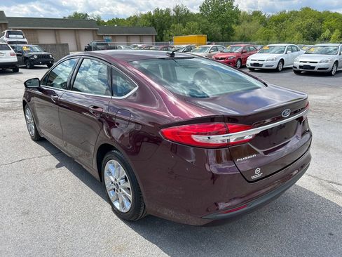 Used 2017 Ford Fusion SE w/ Fusion SE Technology Package FWD image 8
