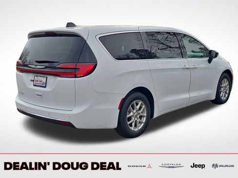 Used 2024 Chrysler Pacifica Touring-L image 5