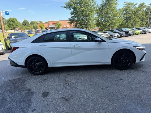 Used 2026 Hyundai Elantra Sport FWD image 4