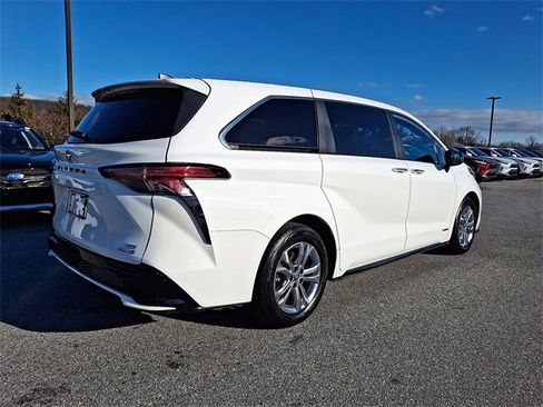Certified 2021 Toyota Sienna XSE image 6