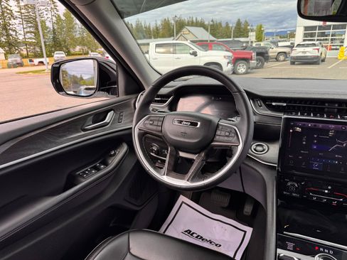 Used 2024 Jeep Grand Cherokee Limited AWD/4WD image 24