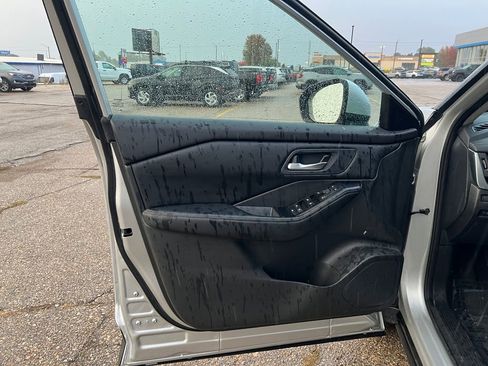 Used 2024 Nissan Rogue SV image 12