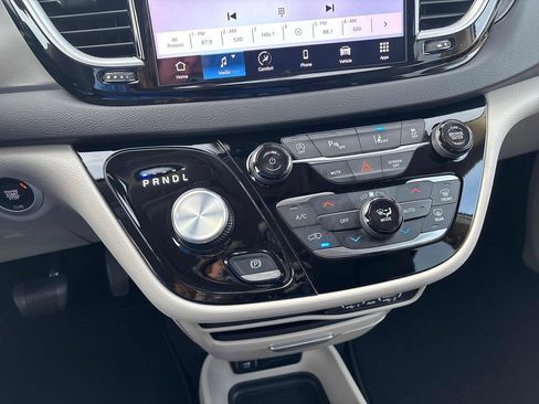 Used 2024 Chrysler Pacifica Touring-L image 23