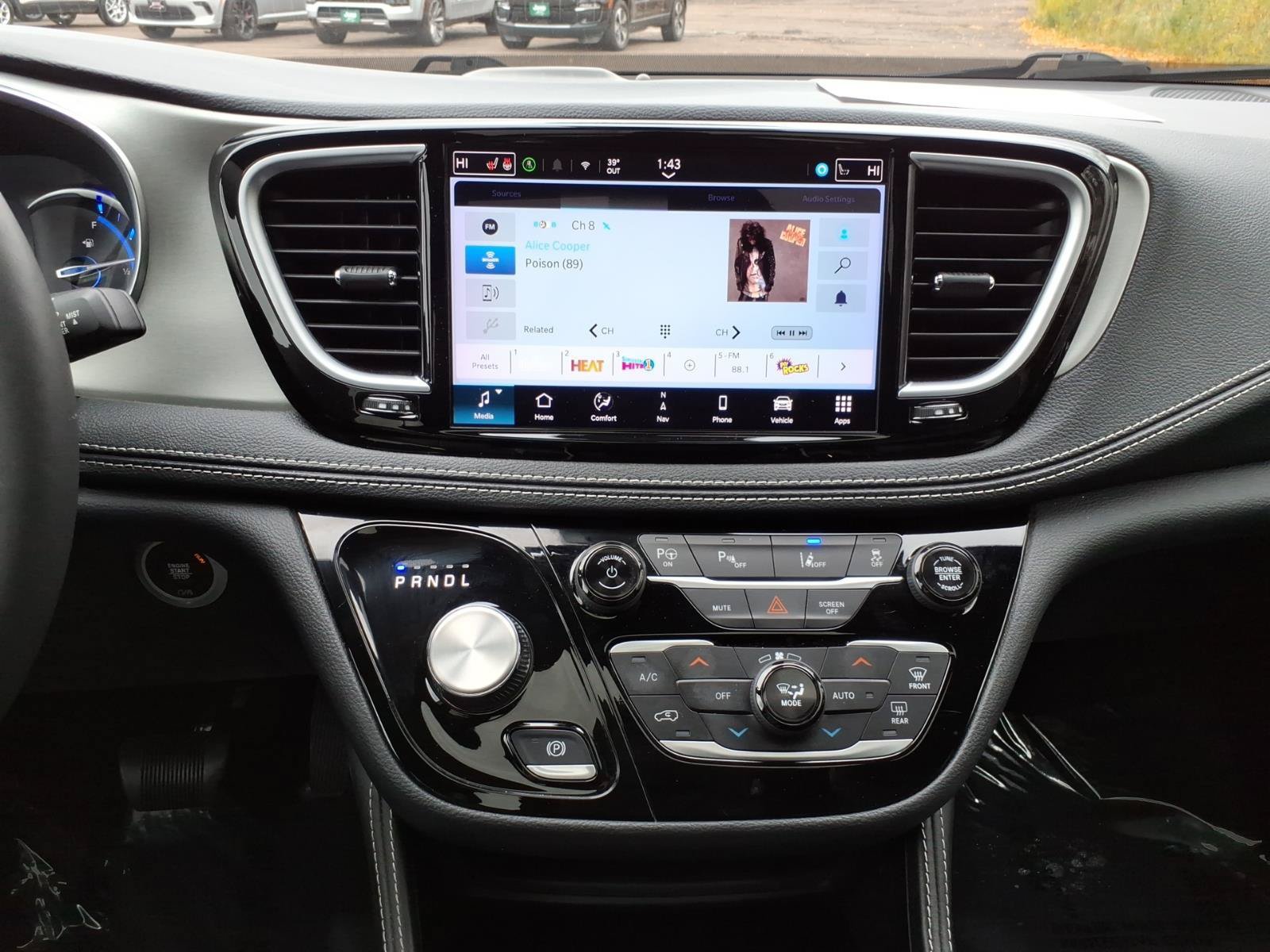 Used 2024 Chrysler Pacifica Premium FWD image 24