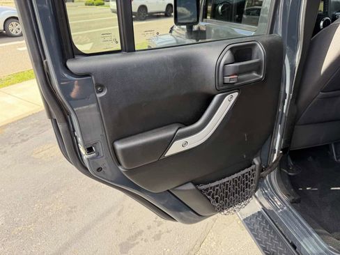 Used 2017 Jeep Wrangler Unlimited Sahara w/ Connectivity Group AWD/4WD image 15