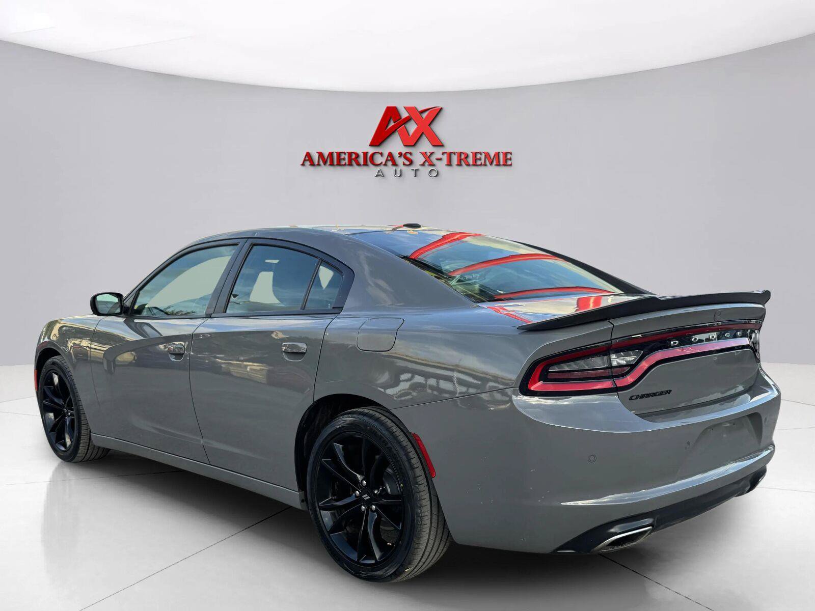 Used 2018 Dodge Charger SXT w/ Blacktop Package RWD image 4