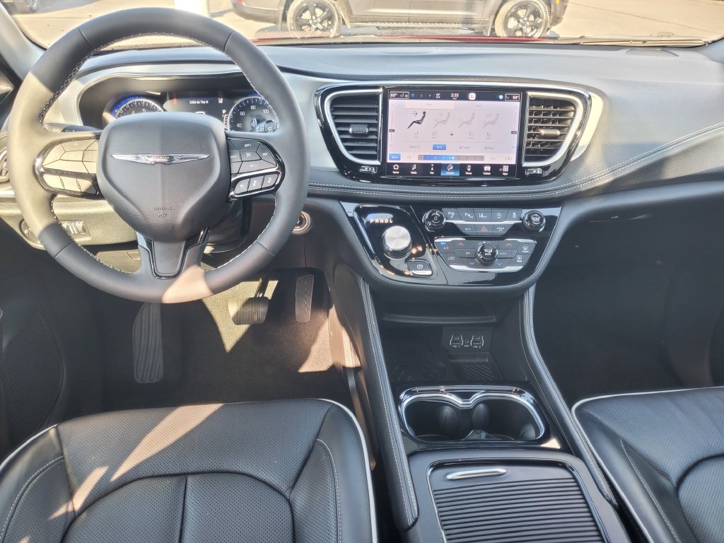 Used 2025 Chrysler Pacifica Limited AWD/4WD image 24