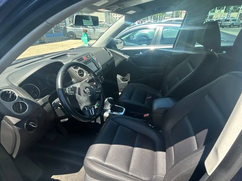Used 2011 Volkswagen Tiguan SE FWD image 3