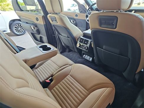 Used 2024 Land Rover Discovery Metropolitan Edition image 11