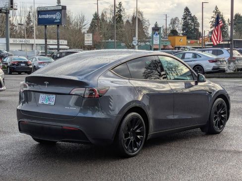 Used 2022 Tesla Model Y Long Range image 5