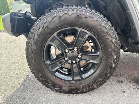 Used 2020 Jeep Wrangler Unlimited Sahara image 10