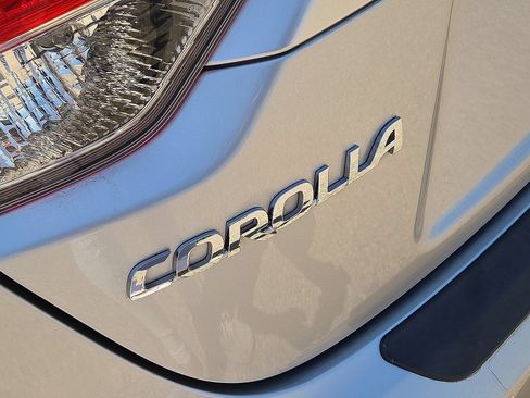 Used 2020 Toyota Corolla LE FWD image 13