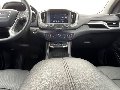 Used 2024 GMC Terrain SLT image 3