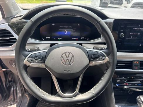 Used 2025 Volkswagen Taos SE FWD image 17