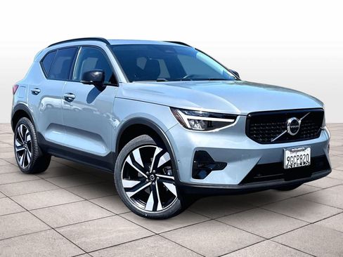 Used 2023 Volvo XC40 B5 Plus w/ Driver Assist Package AWD/4WD image 2