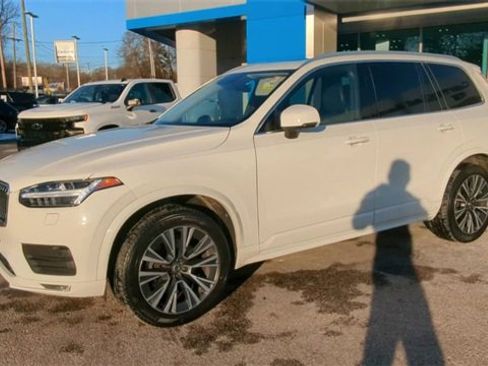 Used 2022 Volvo XC90 T5 Momentum w/ Climate Package image 4