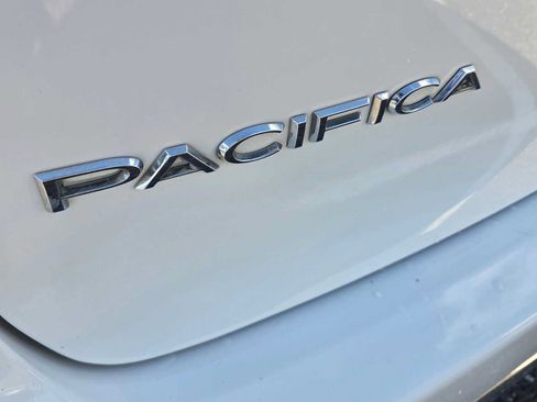 Used 2023 Chrysler Pacifica Touring-L FWD image 18