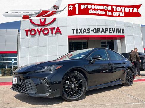 Used 2025 Toyota Camry SE image 1