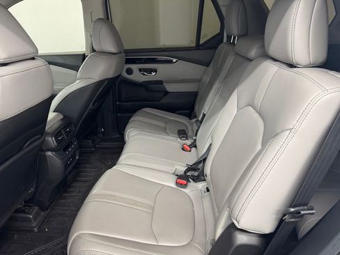 Used 2025 Honda Pilot Touring image 10