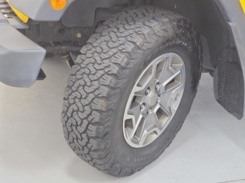 Used 2015 Jeep Wrangler Unlimited Rubicon w/ Connectivity Group image 30