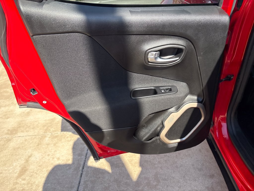 Used 2017 Jeep Renegade Latitude AWD/4WD image 38