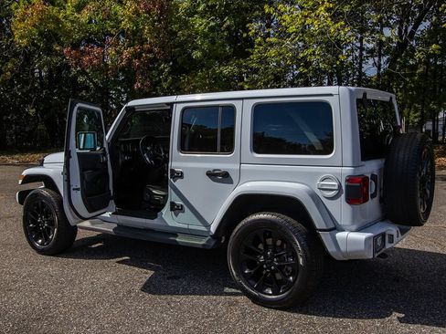 Used 2020 Jeep Wrangler Unlimited Sahara AWD/4WD image 7