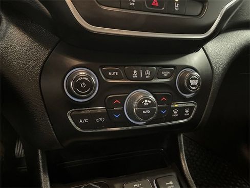 Used 2022 Jeep Cherokee Trailhawk image 18