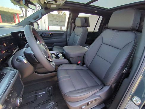New 2026 Chevrolet Suburban RST w/ RST Capability Package AWD/4WD image 24