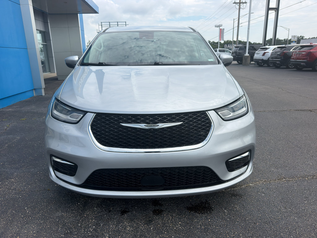 Used 2023 Chrysler Pacifica Touring-L FWD image 2