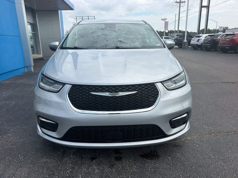 Used 2023 Chrysler Pacifica Touring-L FWD image 2