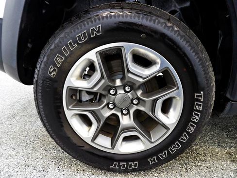 Used 2019 Jeep Cherokee Trailhawk AWD/4WD image 20