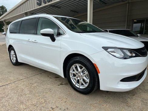 Used 2021 Chrysler Voyager Lxi FWD image 2