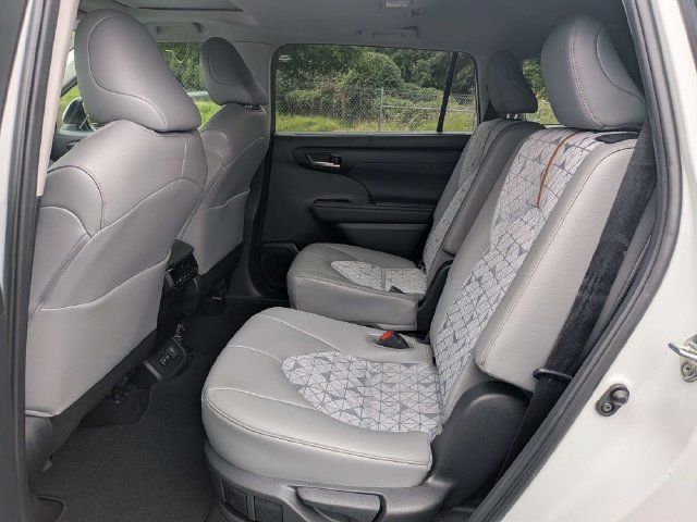 Used 2023 Toyota Highlander Bronze Edition AWD/4WD image 15