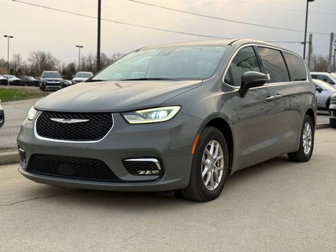 Used 2023 Chrysler Pacifica Touring-L image 2