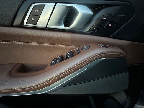 Used 2020 BMW X5 M50i image 12