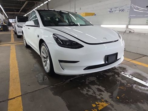 Used 2023 Tesla Model 3 Standard Range image 3