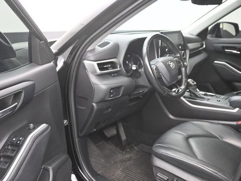Used 2021 Toyota Highlander XLE FWD image 11