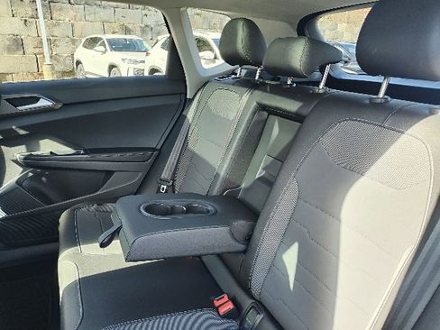 Certified 2025 Volkswagen Taos SE image 6