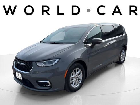 Used 2023 Chrysler Pacifica Touring-L image 7