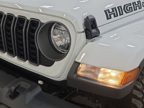 Used 2025 Jeep Gladiator Sport AWD/4WD image 29