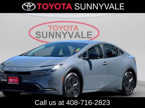 Used 2025 Toyota Prius LE image 1