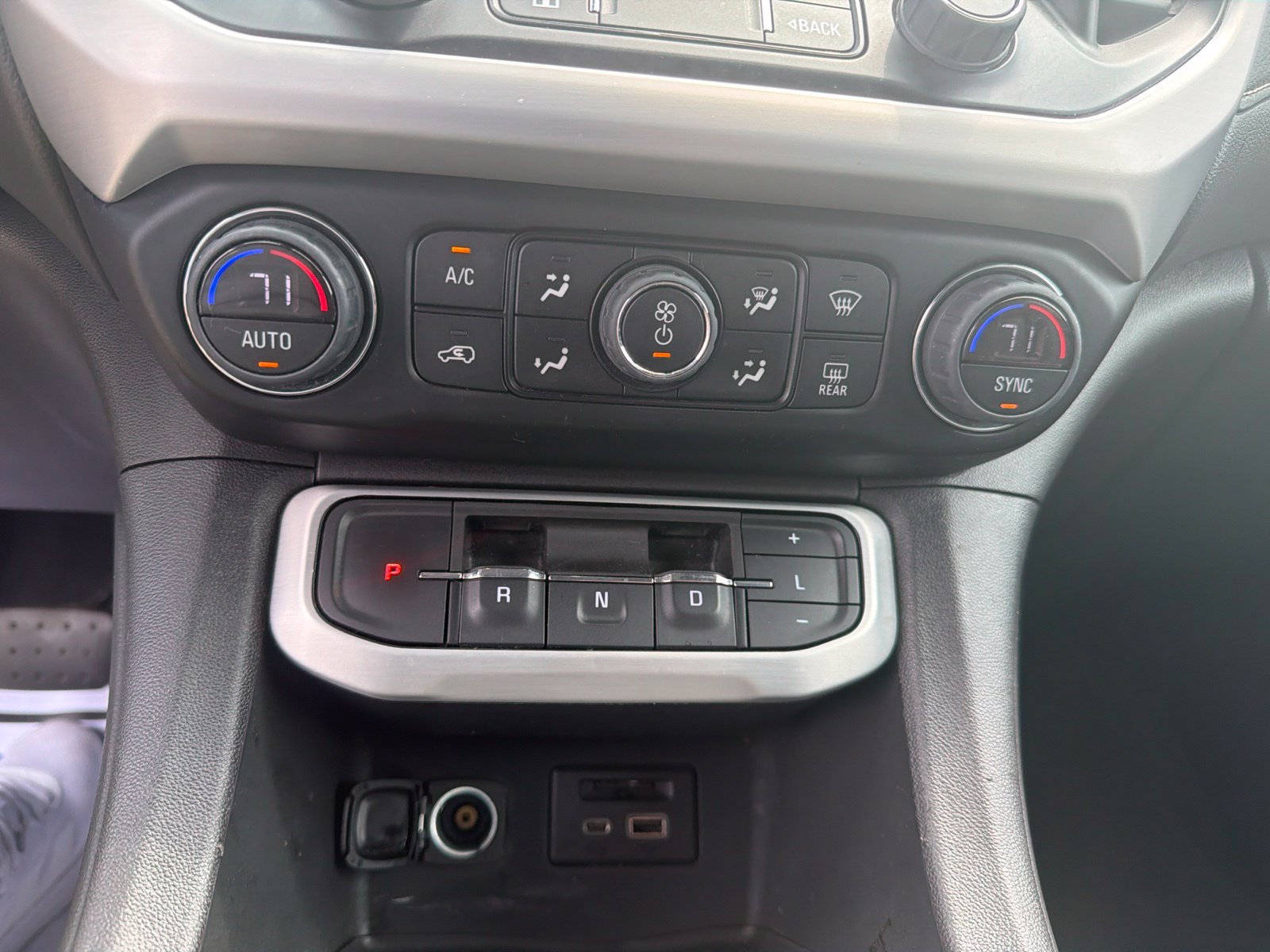 Used 2023 GMC Acadia SLT AWD/4WD image 15