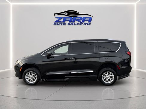Used 2020 Chrysler Pacifica Touring-L FWD image 3