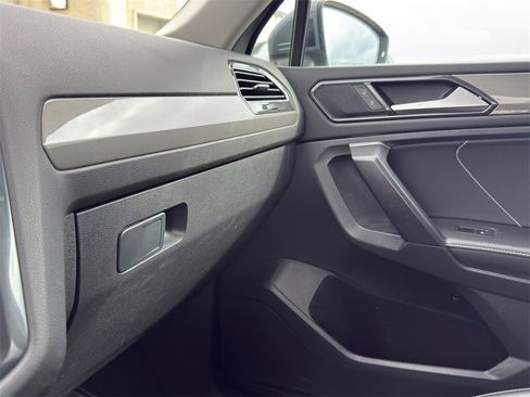 Used 2022 Volkswagen Tiguan SE image 22