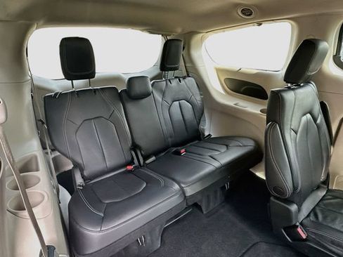Used 2022 Chrysler Pacifica Touring-L AWD/4WD image 27