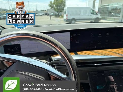 Used 2025 Cadillac Escalade ESV Sport Platinum w/ LPO, Floor Liner Package AWD/4WD image 15