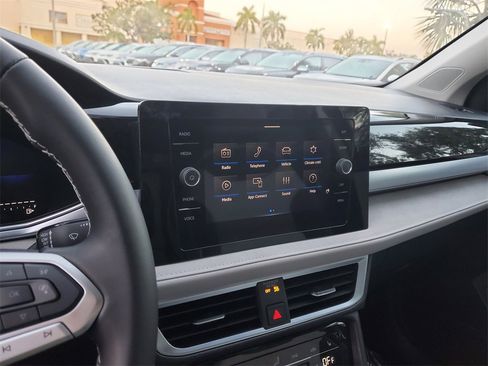 New 2025 Volkswagen Taos SE image 9