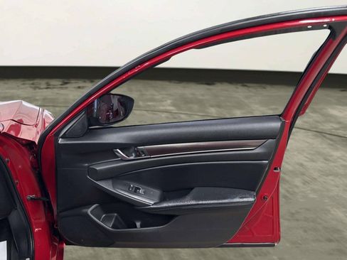 Used 2018 Honda Accord Sport image 19