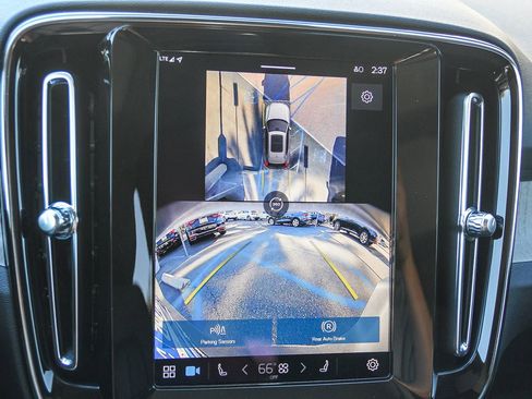 Used 2025 Volvo XC40 B5 Plus image 26